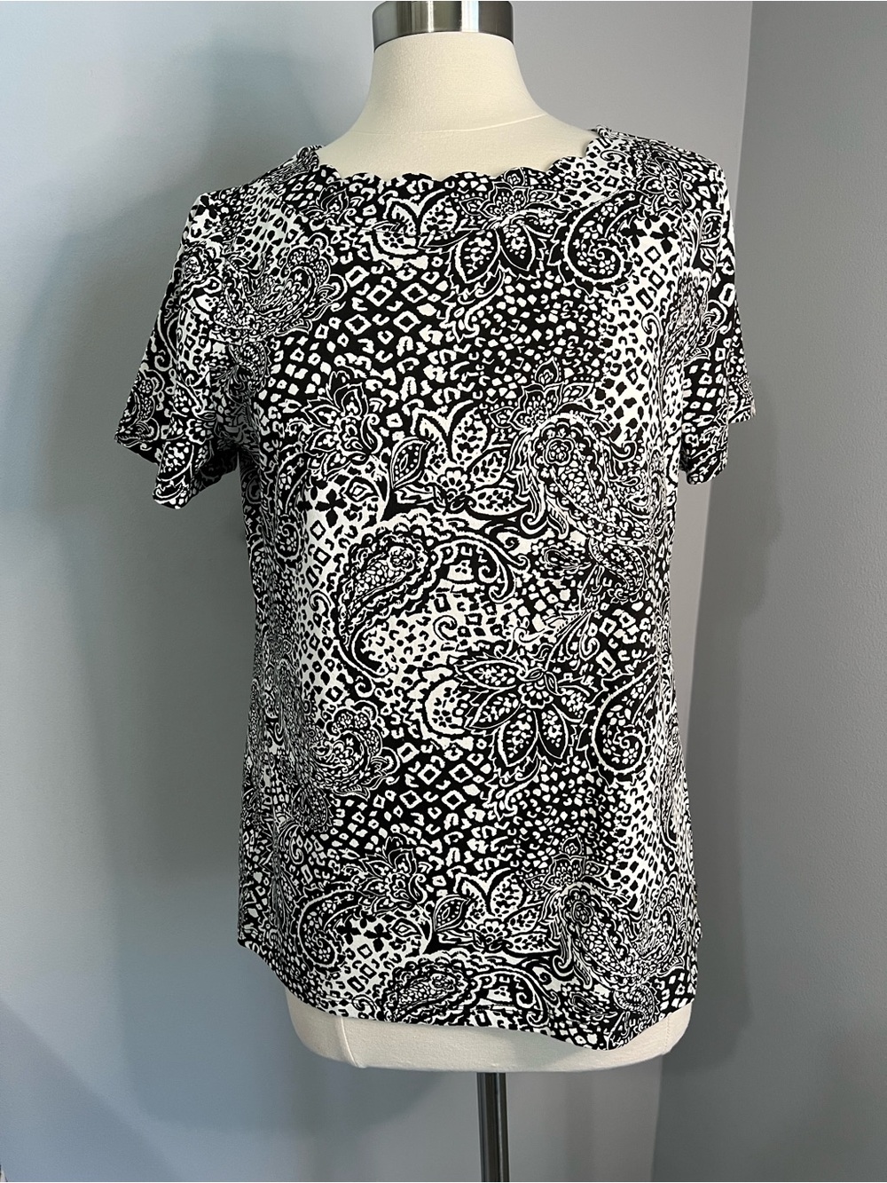 Jones New York Size L Black White Paisley Short Sleeve Scalloped Neckline Top